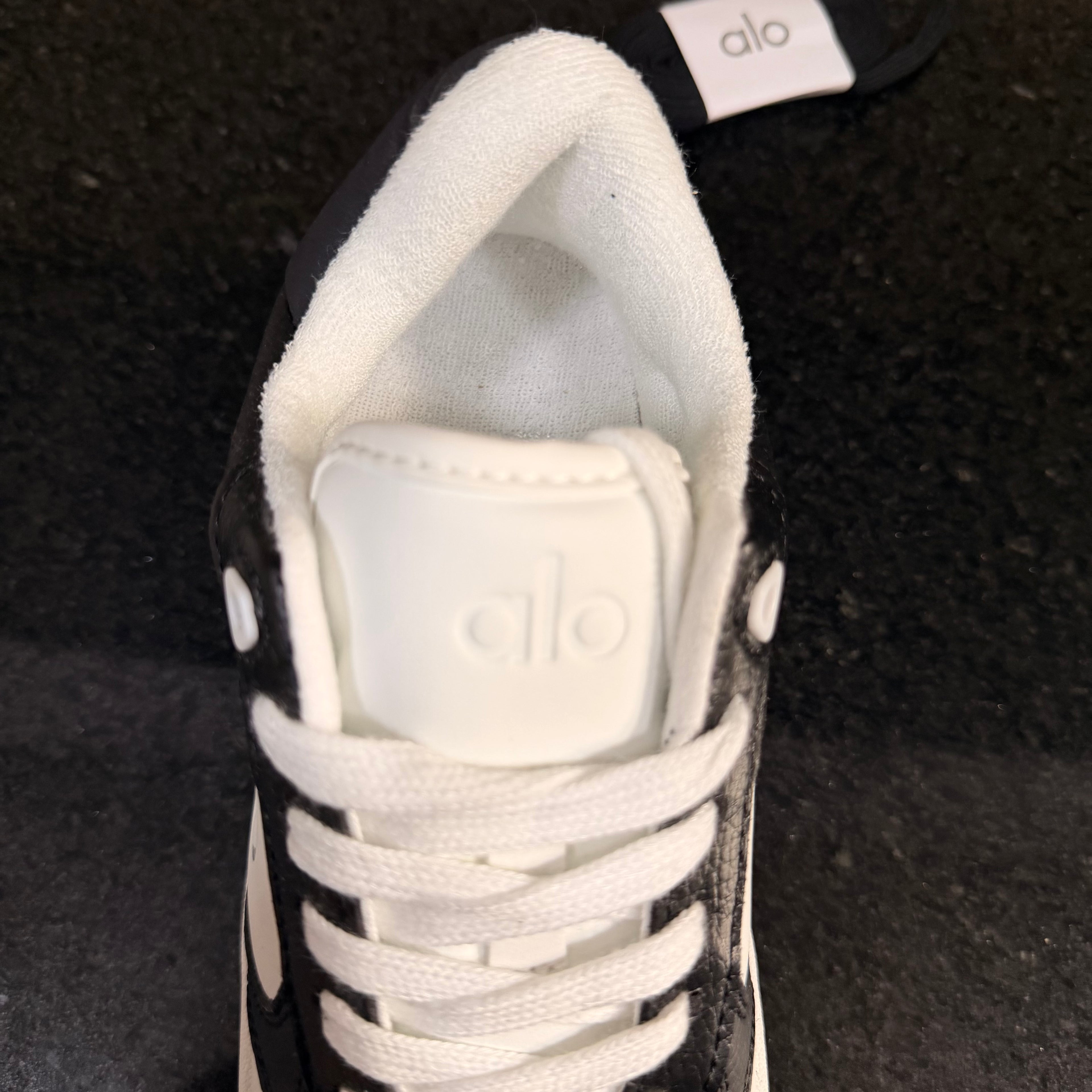 ALO Recovery  Black  White