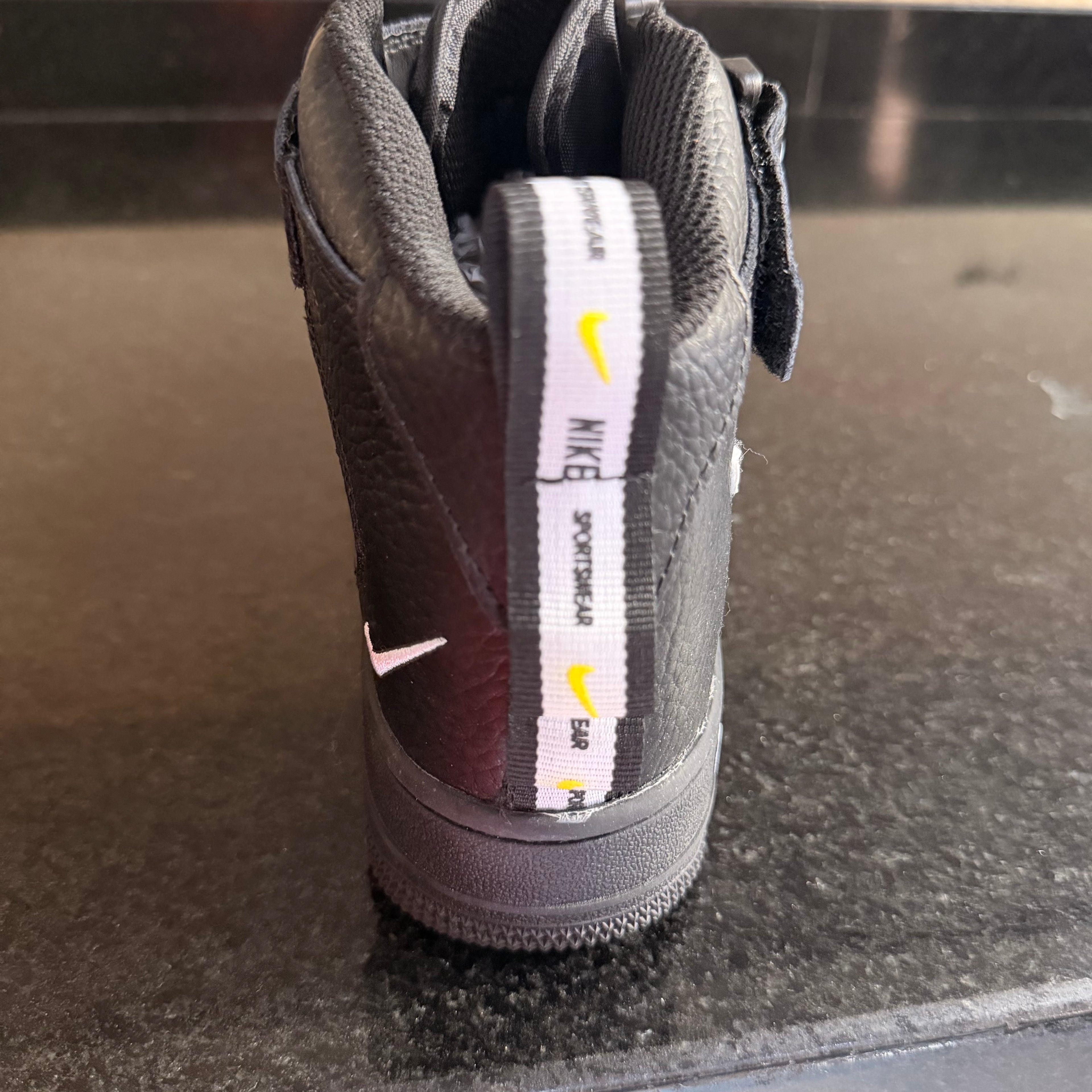 AF1 Mid Utility Black