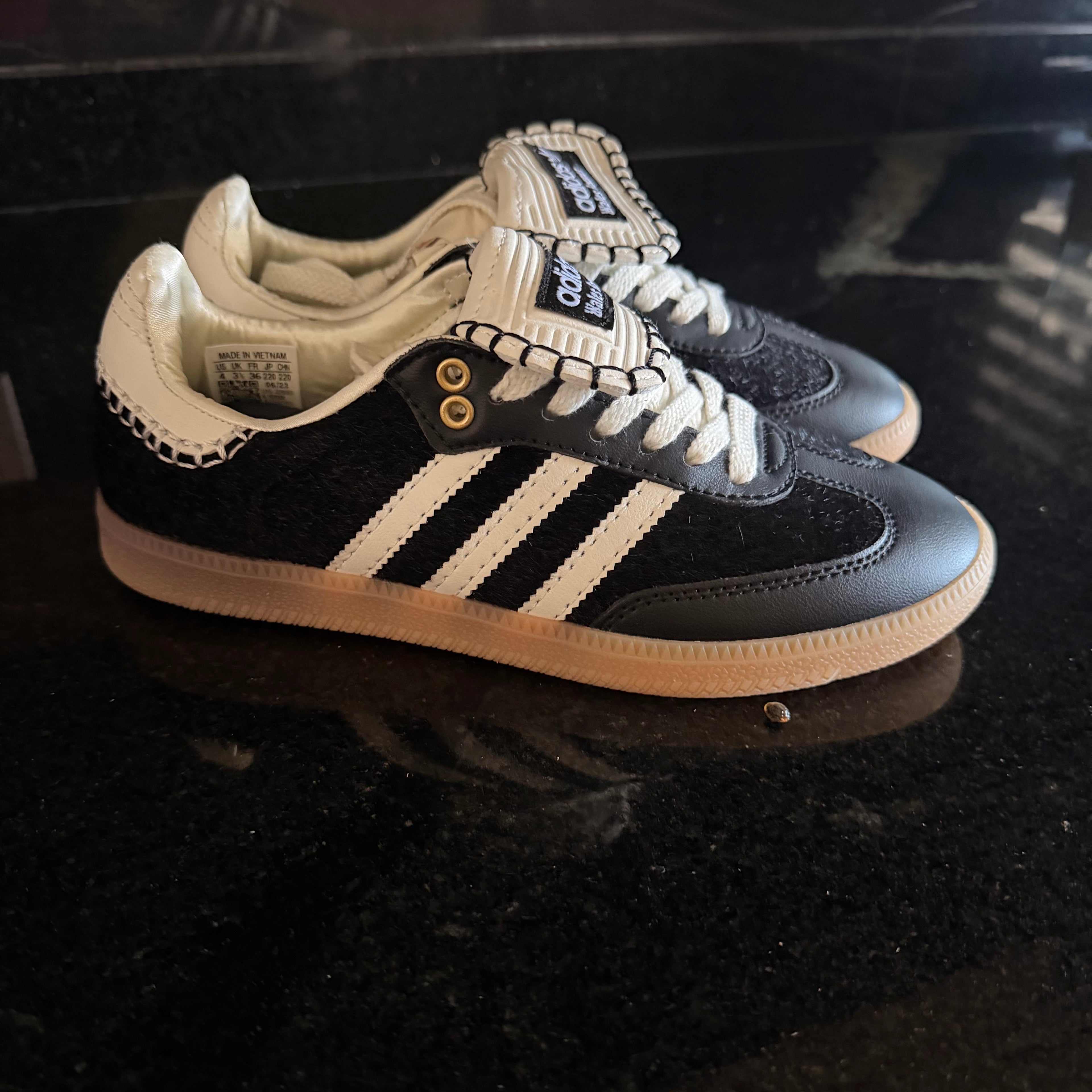 Samba Wales Pony Black