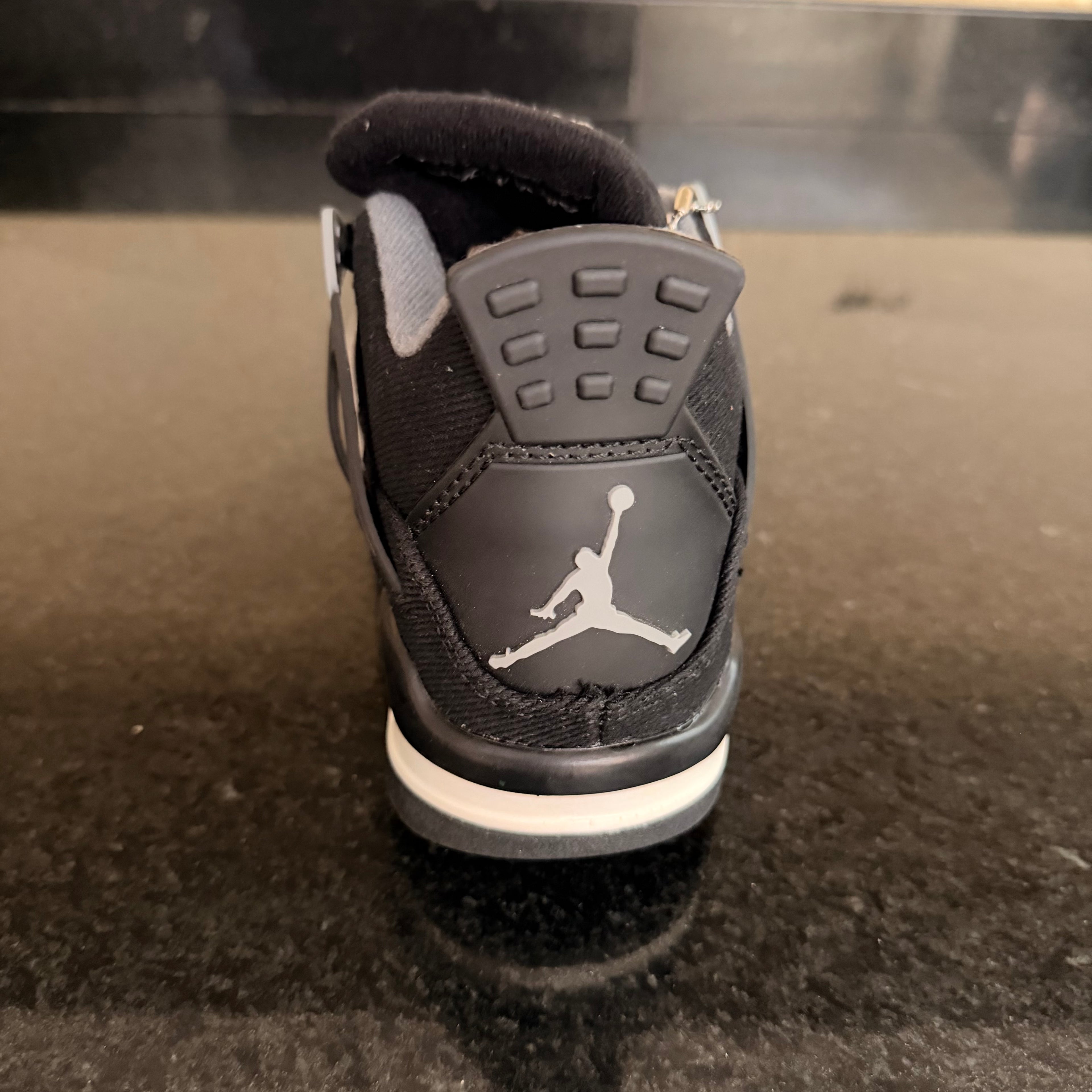 Retro 4 Black Canva