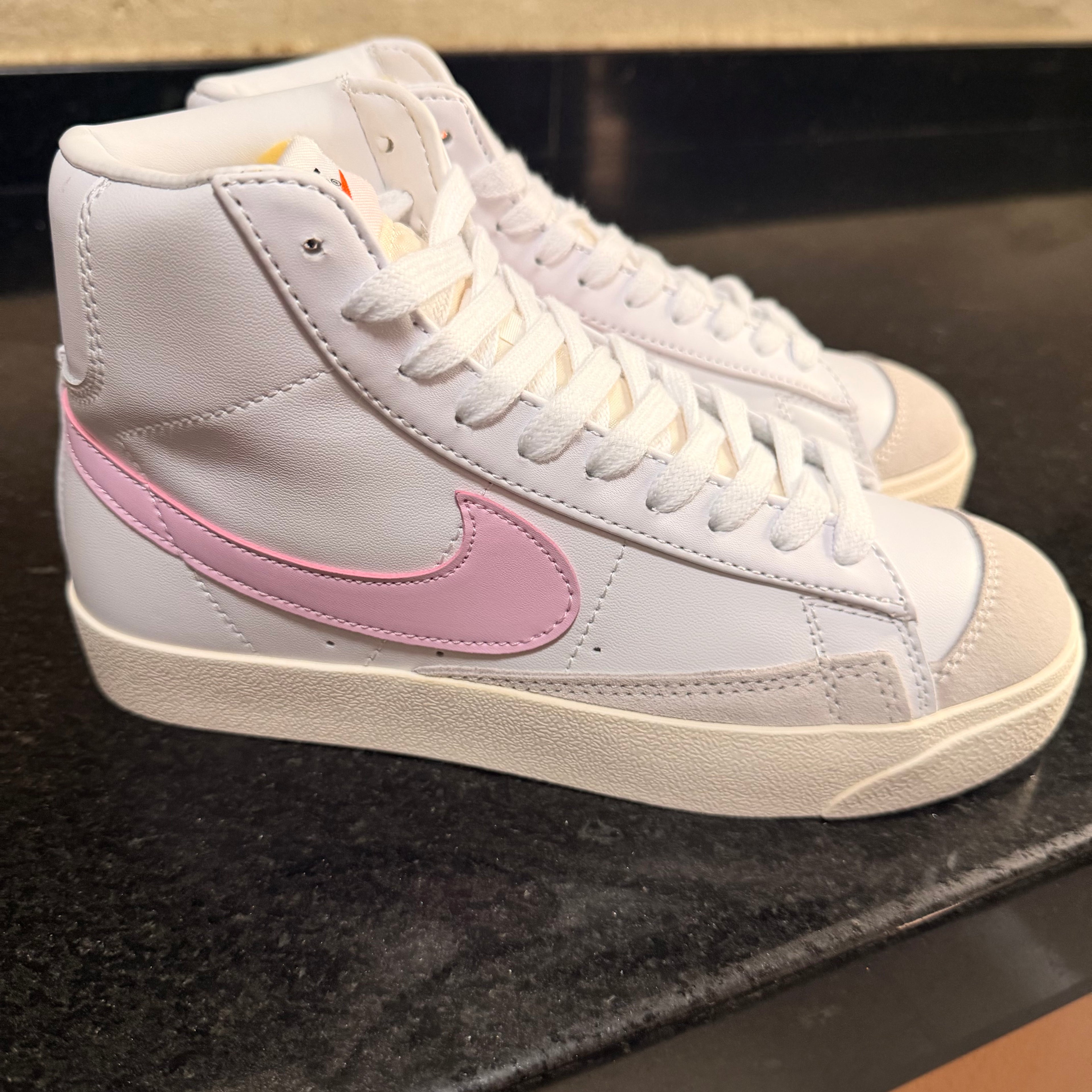Blazer Mid Swooch Pink