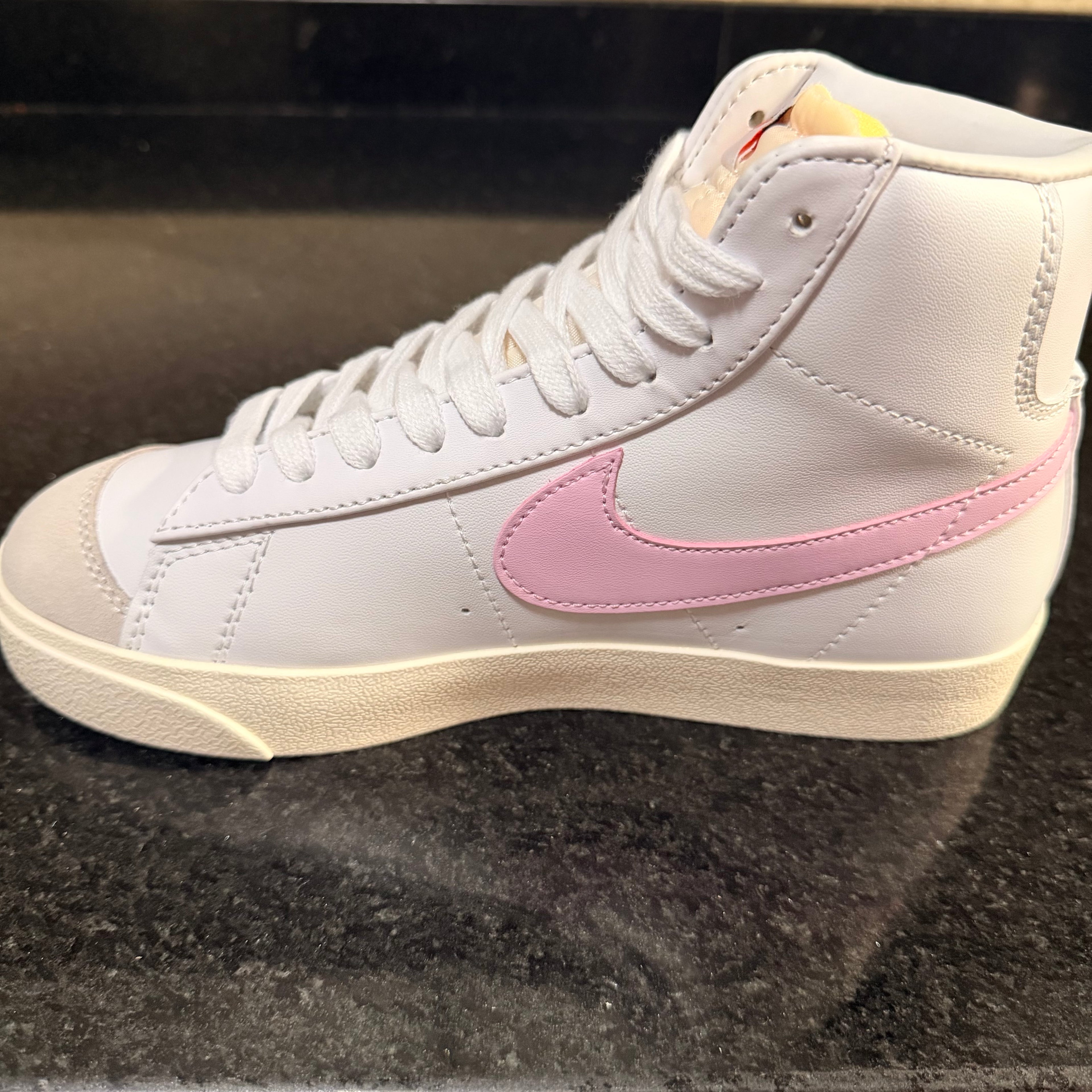 Blazer Mid Swooch Pink