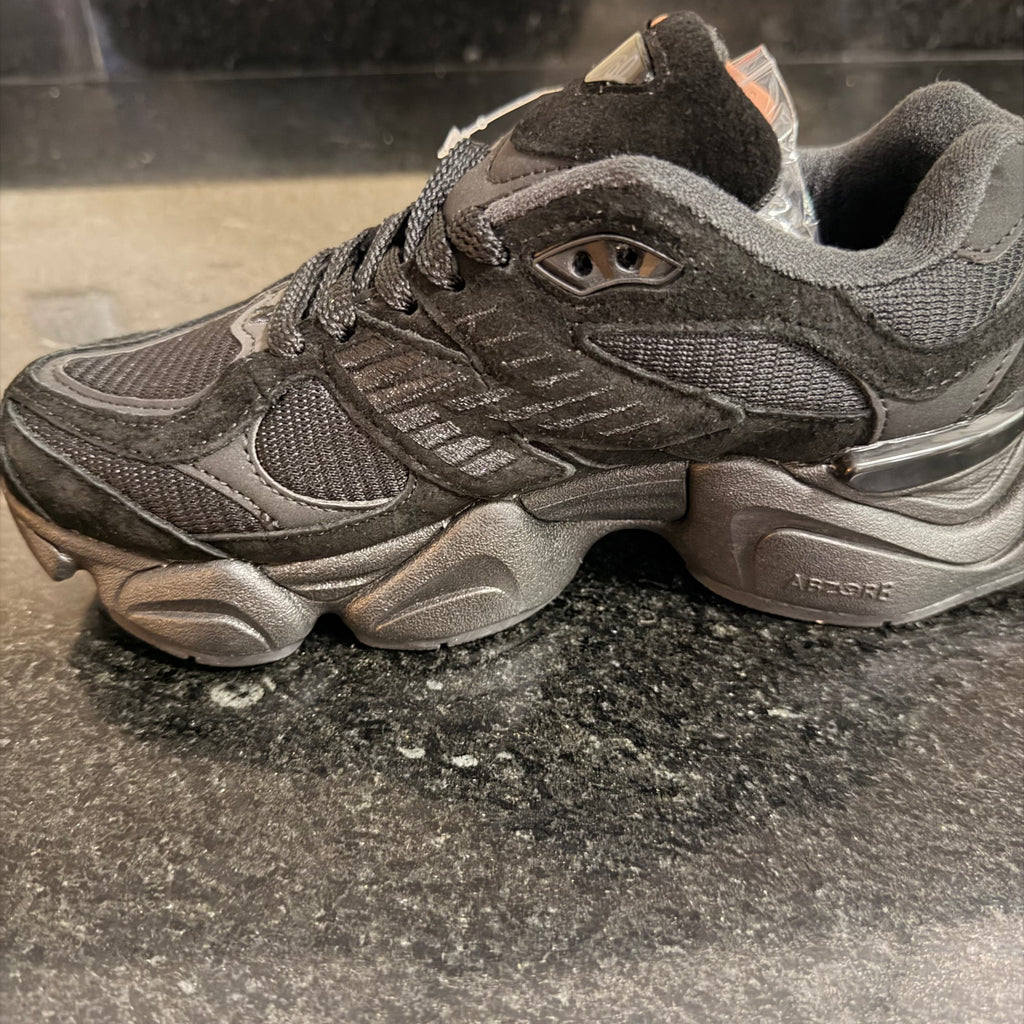 NB 9060 Black Gamuza