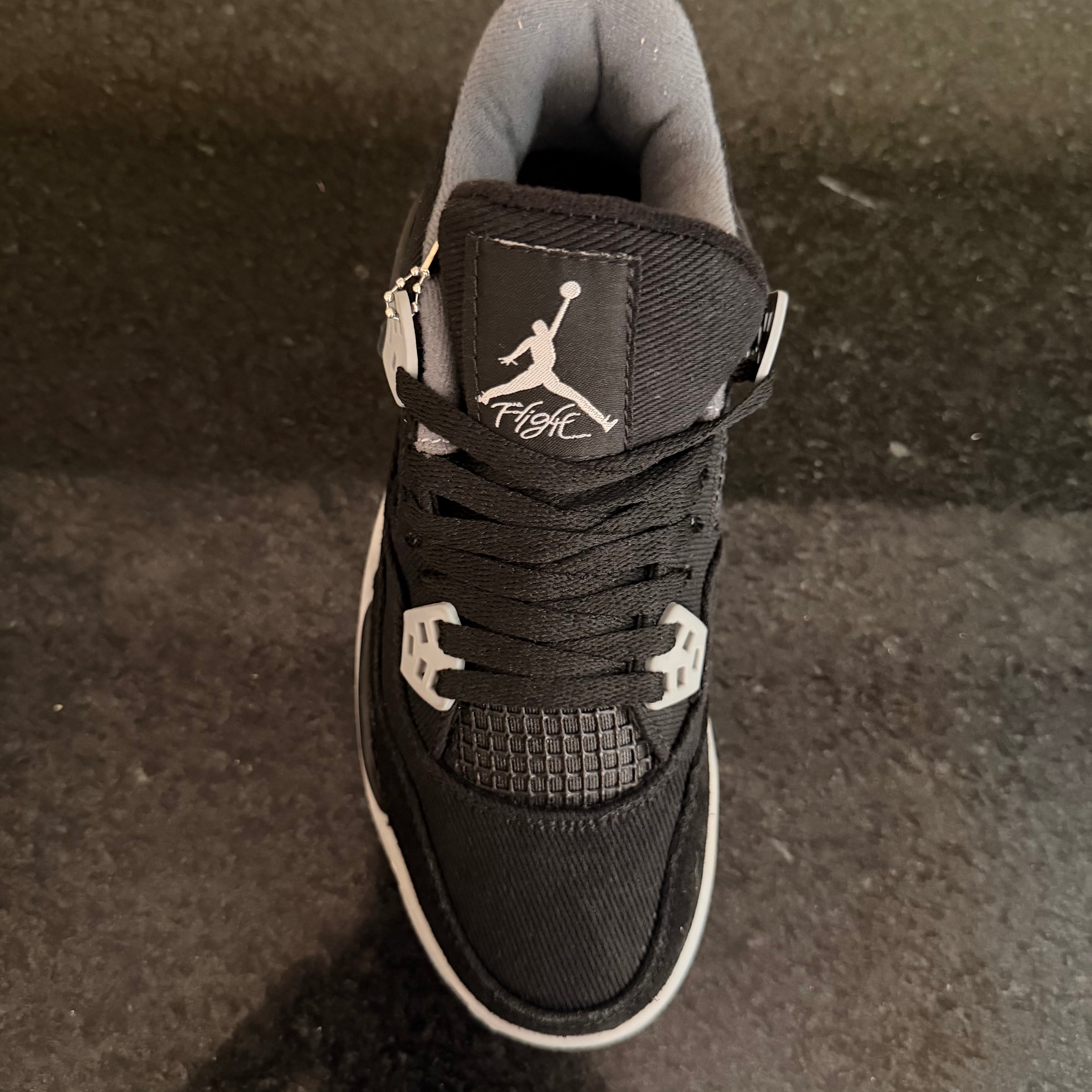 Retro 4 Black Canva