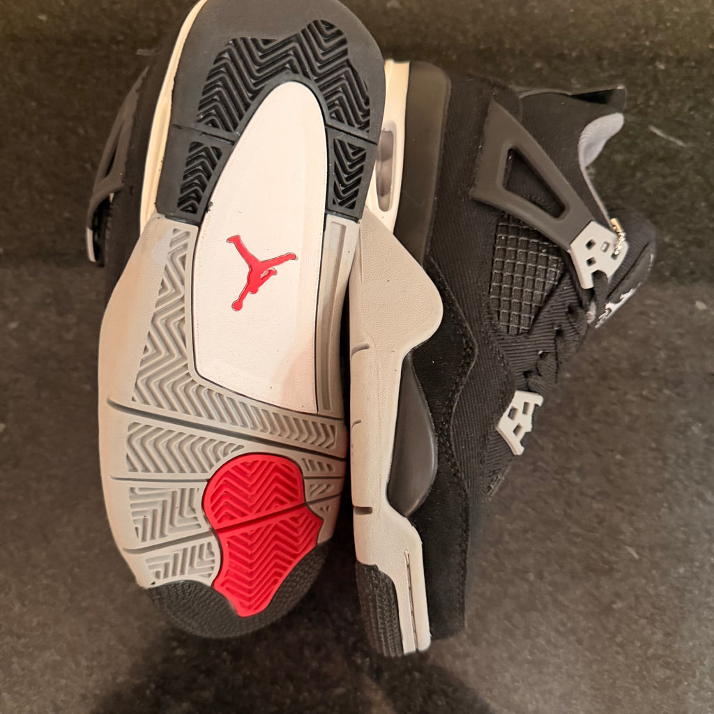 Retro 4 Black Canva