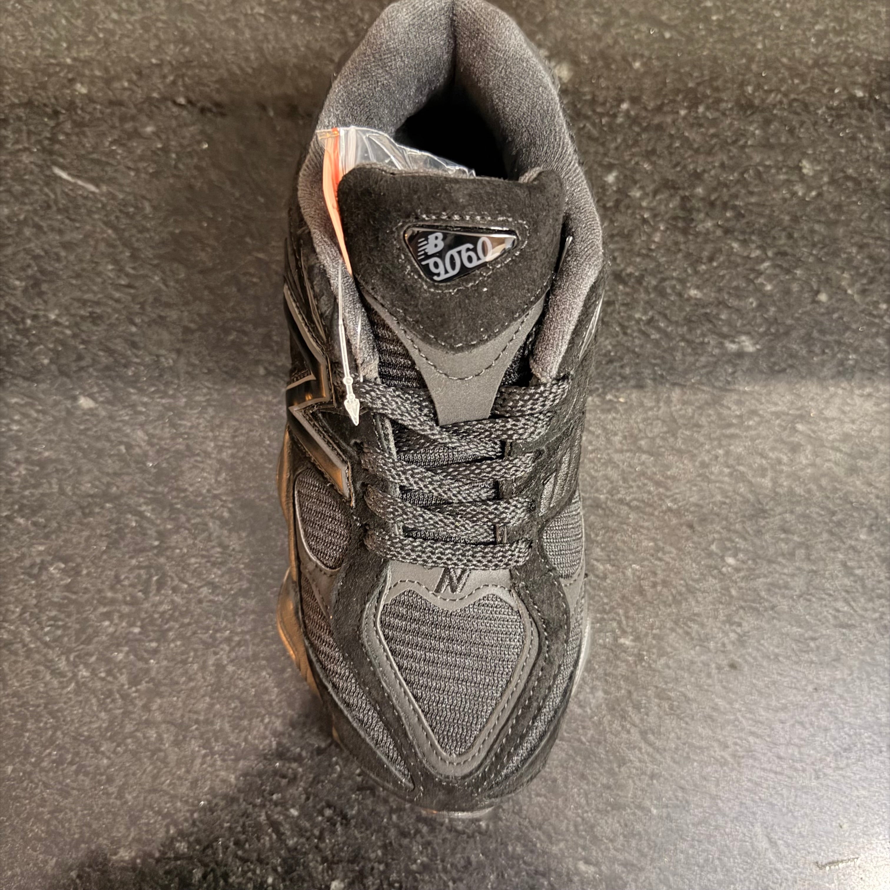 NB 9060 Black Gamuza