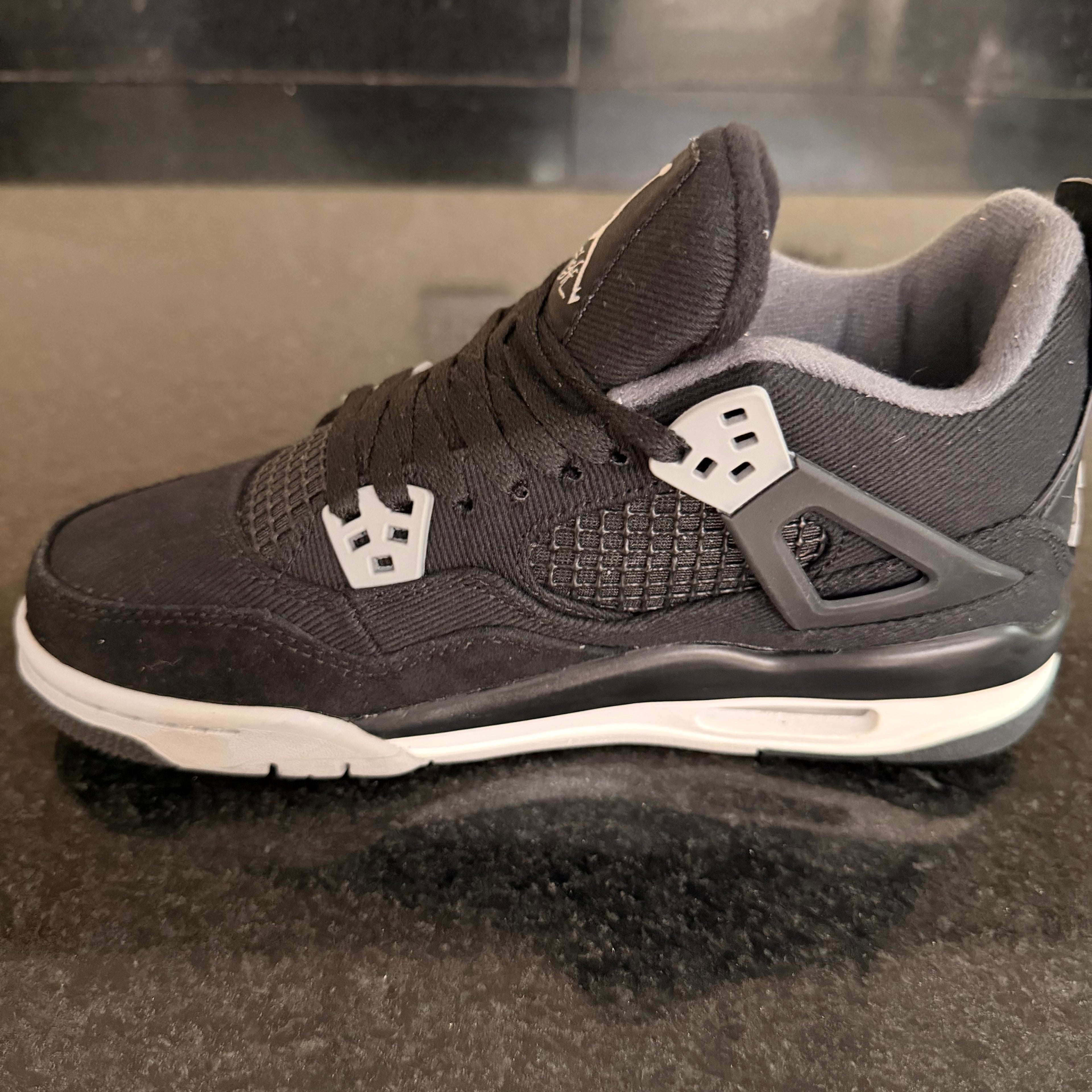 Retro 4 Black Canva