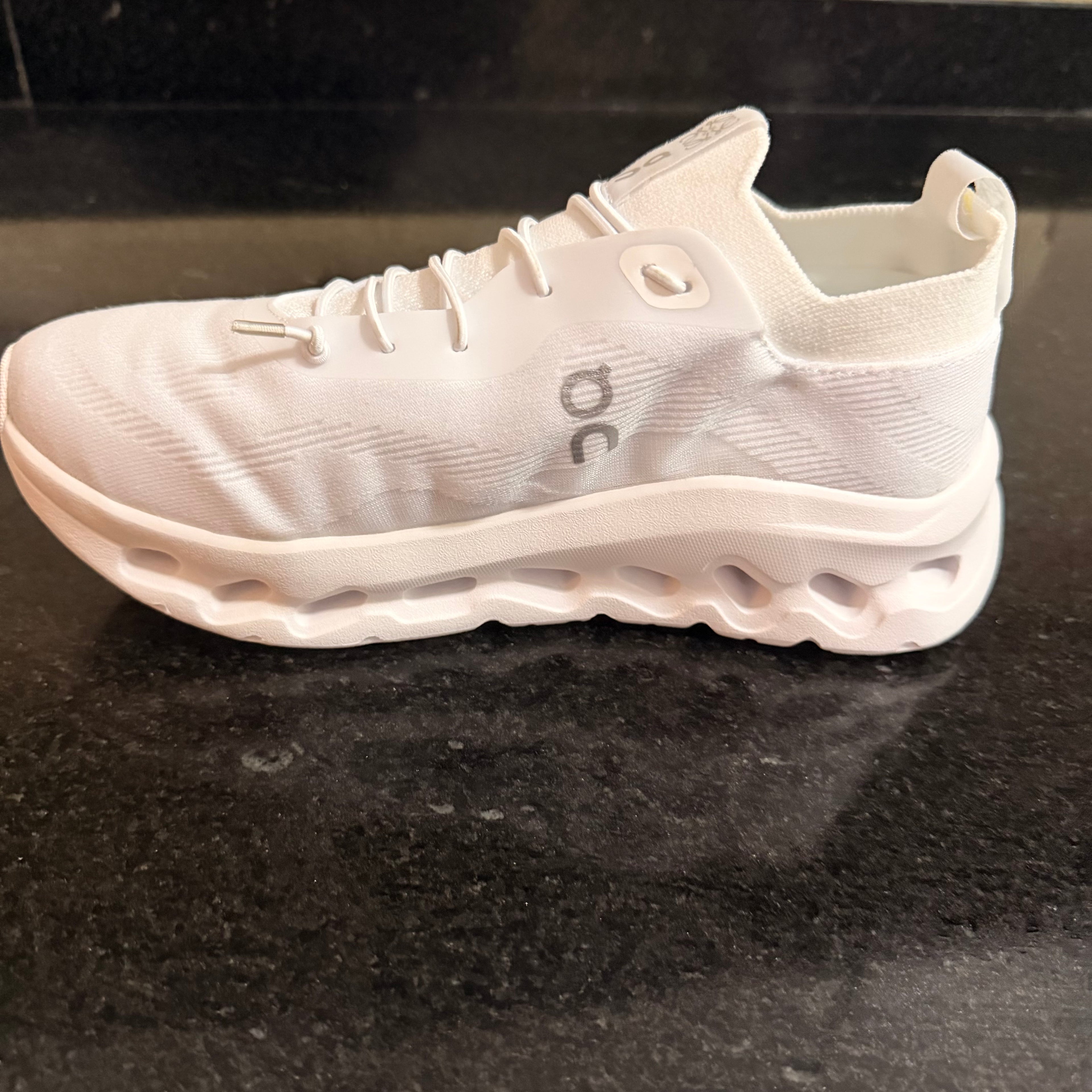 Oncloud Tilt Leowe White