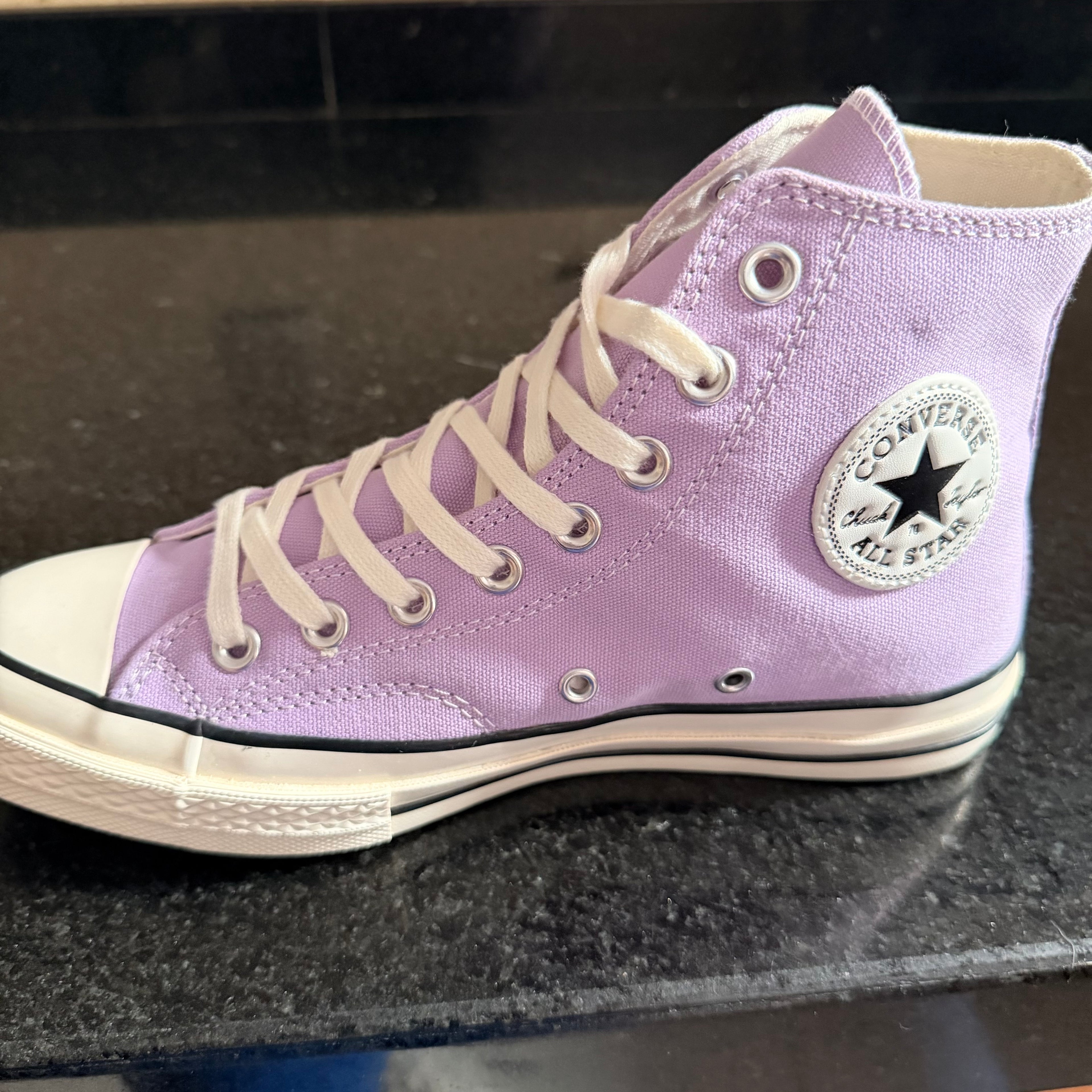 Converse Lila
