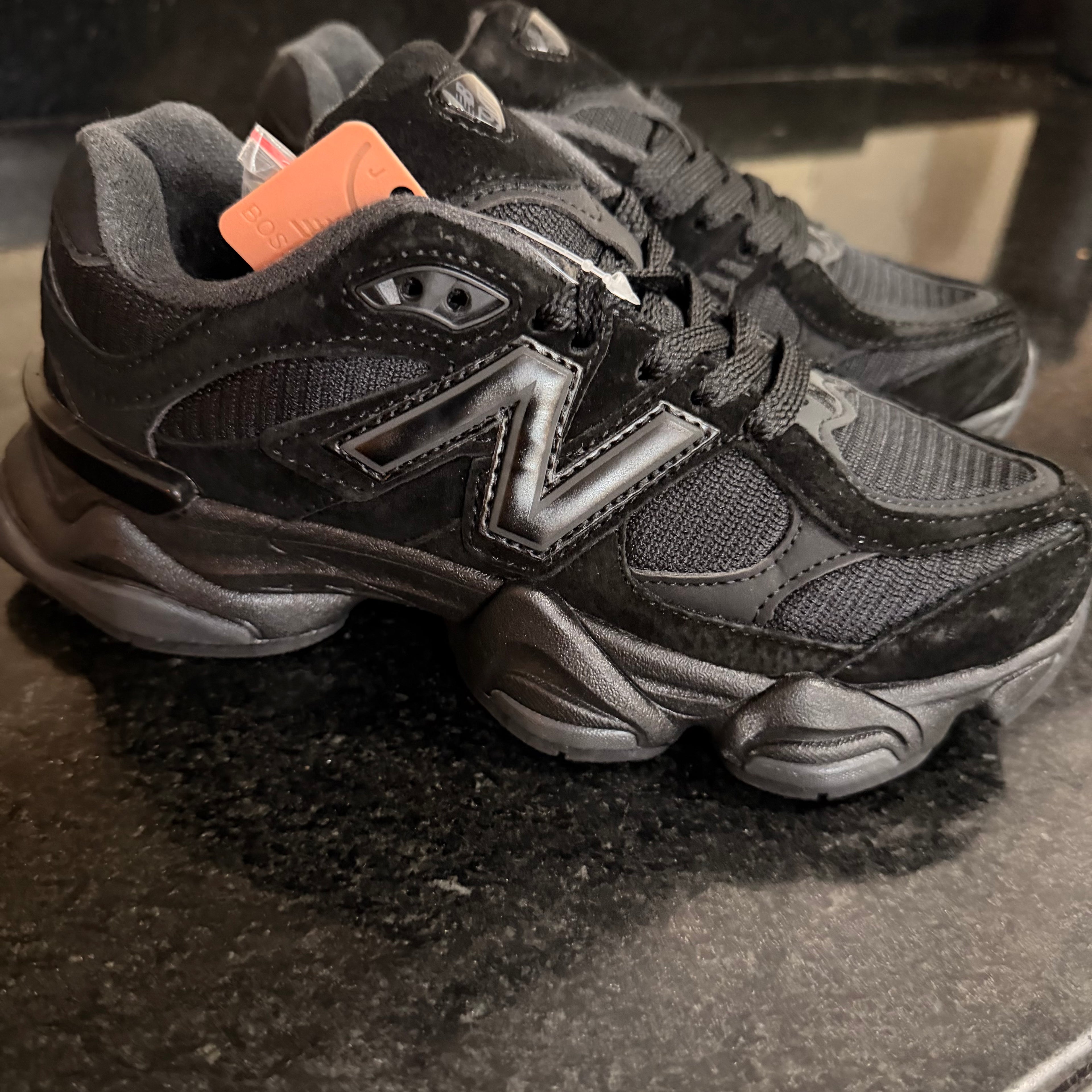 NB 9060 Black Gamuza